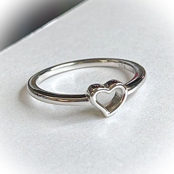 💕Beautiful Rhodium Plated Sterling Silver Heart Ring💕 - Picture 2 of 4